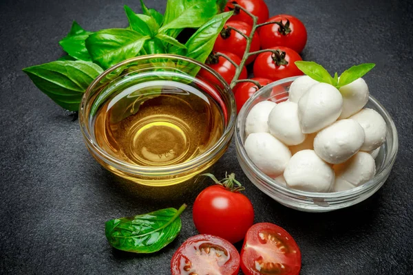 Italienischer Mozzarella und Tomaten. Kapriolen-Salat — Stockfoto