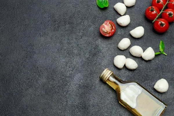 Italiensk mozzarellaost och tomater. Caprese sallad ingredienser — Stockfoto