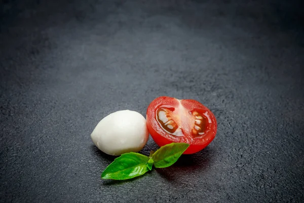 Italiensk mozzarellaost och tomater. Caprese sallad ingredienser — Stockfoto