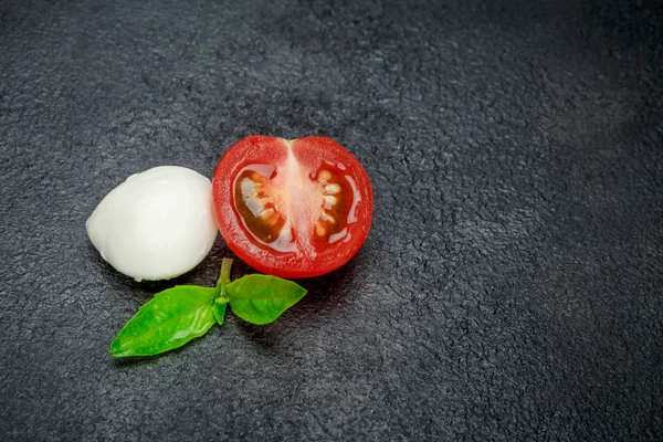 Italiensk mozzarellaost och tomater. Caprese sallad ingredienser — Stockfoto