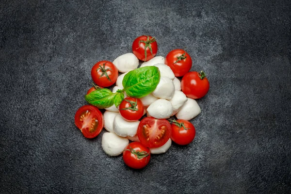 Italiensk mozzarellaost och tomater. Caprese sallad ingredienser — Stockfoto