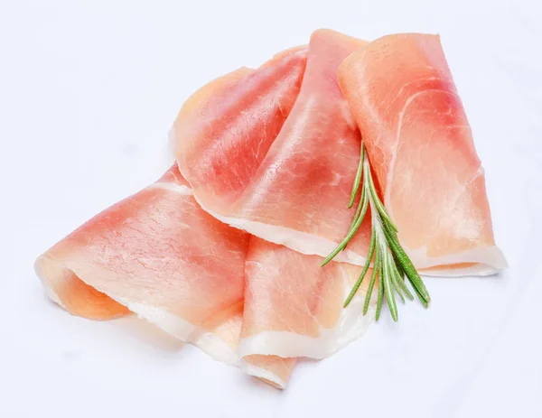 Crudo di prosciutto italiano o marmellata spagnola. Prosciutto crudo su sfondo bianco . — Foto Stock