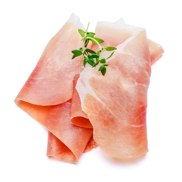 Italské prosciutto crudo nebo španělský jamon. Syrové šunky na bílém pozadí. — Stock fotografie