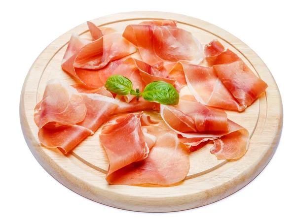 Assiette de viande de crudo de prosciutto italien ou jamon espagnol sur planche à découper en bois — Photo