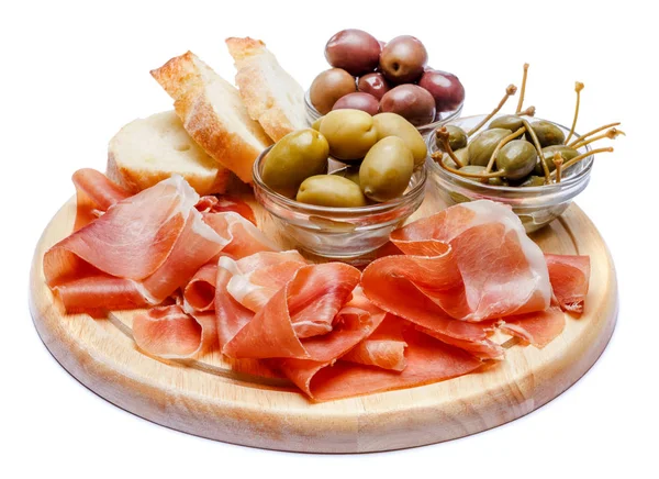 Placa de carne de crudo prosciutto italiano ou jamon espanhol na placa de corte de madeira — Fotografia de Stock