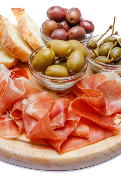 İtalyan prosciutto crudo veya ahşap kesme tahtası üzerinde İspanyol jamon et tabağı — Stok fotoğraf