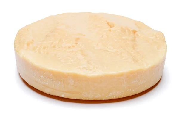 Hele ronde hoofd van Parmezaanse kaas of parmigiano harde kaas op witte achtergrond — Stockfoto