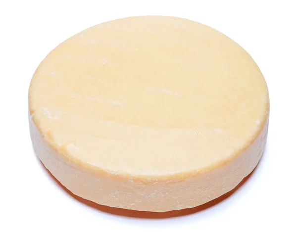 Cabeça redonda inteira de queijo parmesão ou parmigiano duro sobre fundo branco — Fotografia de Stock