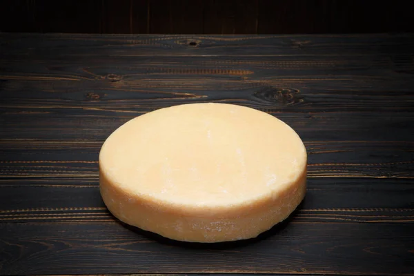 Celé kolo Hlava parmazánu nebo parmazánu tvrdý sýr na dřevěném pozadí — Stock fotografie