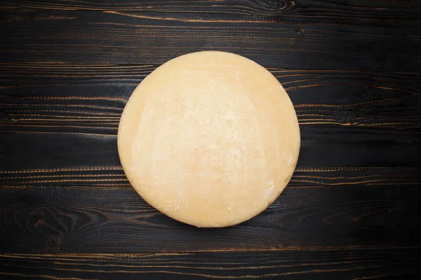 Целый круглый Голова пармезан или пармезан твердый сыр на деревянном фоне — стоковое фото