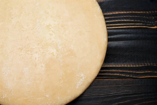 Ganzer runder Kopf aus Parmesan oder Parmigiano Hartkäse auf Holzgrund — Stockfoto