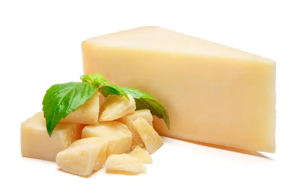 Pedaço de queijo parmesão sobre fundo branco — Fotografia de Stock