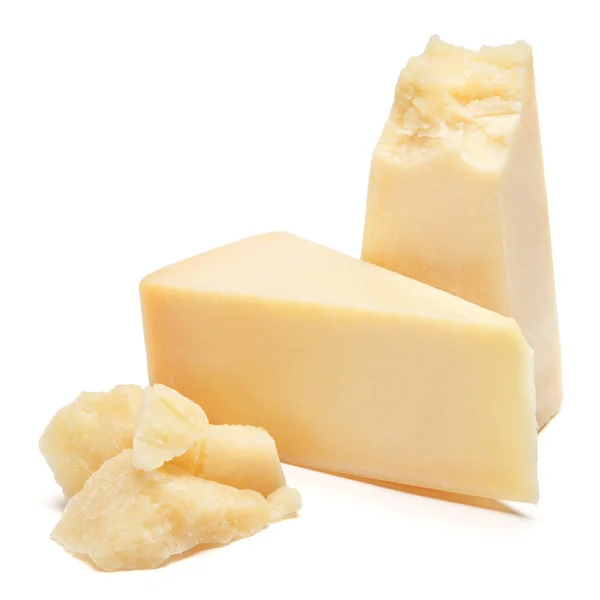 Pedaço de queijo parmesão sobre fundo branco — Fotografia de Stock