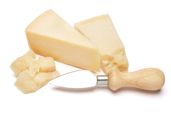 Кусок сыра пармезан на белом фоне — стоковое фото
