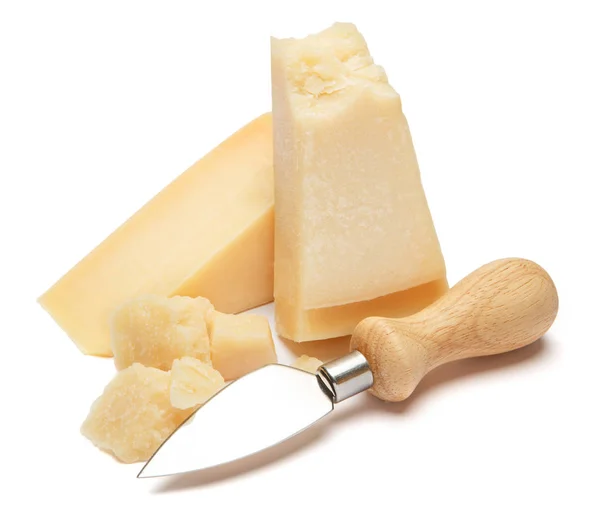 Stukje Parmezaanse kaas op witte achtergrond — Stockfoto