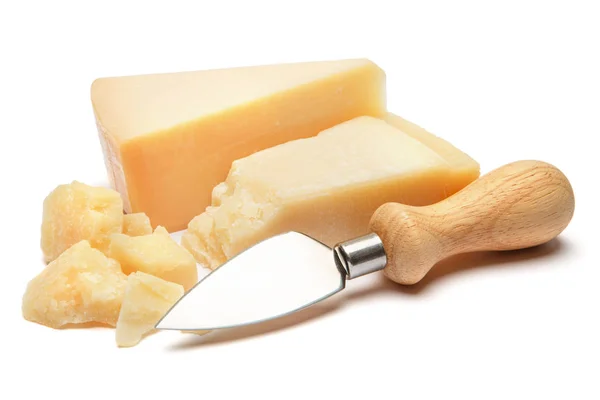 Кусок сыра пармезан на белом фоне — стоковое фото