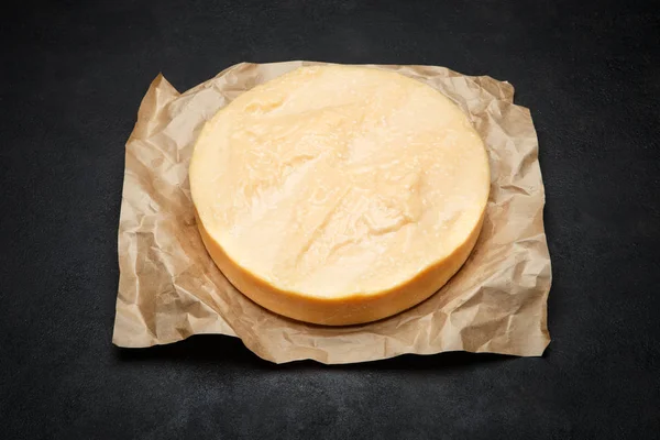 Todo redondo Cabeza de queso duro parmesano o parmesano sobre fondo de hormigón — Foto de Stock