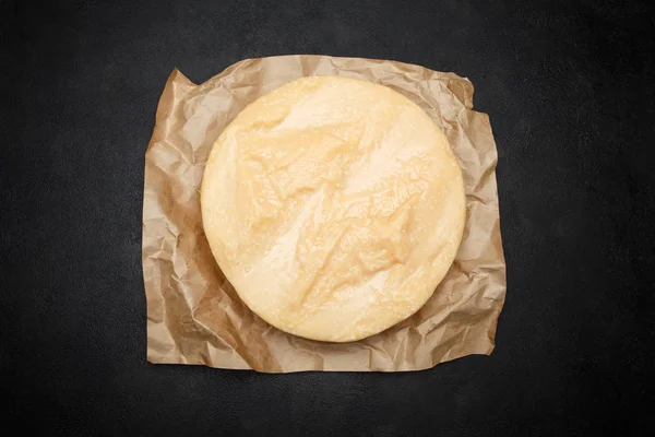 Tüm yuvarlak baş parmesan veya kahvaltilari beton zemin üzerine sert peynir — Stok fotoğraf