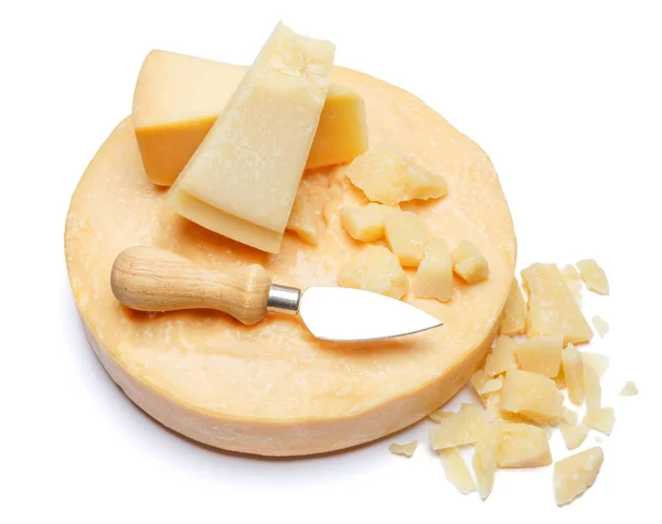 Целый круглый Голова и куски пармезана или пармезана твердый сыр — стоковое фото