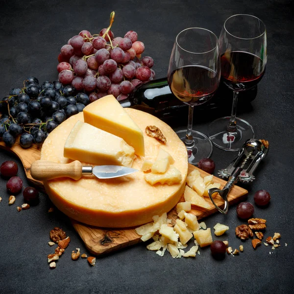 Cabeça redonda inteira de parmesão ou parmigiano queijo duro e vinho — Fotografia de Stock
