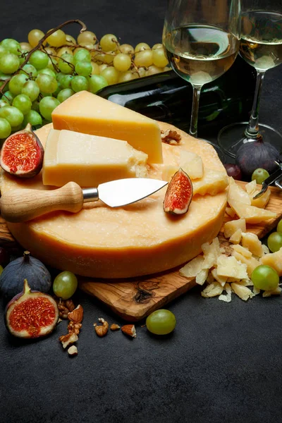 Cabeça redonda inteira de parmesão ou parmigiano queijo duro e vinho — Fotografia de Stock