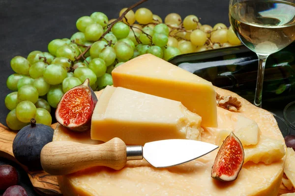 Cabeza entera de queso duro parmesano o parmesano y vino — Foto de Stock