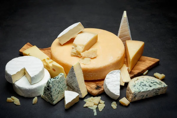 Various types of cheese - parmesan, brie, roquefort, cheddar — Stock Photo, Image