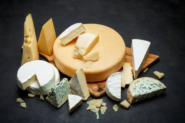 Différents types de fromage - parmesan, brie, roquefort, cheddar — Photo