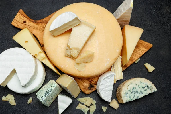 Various types of cheese - parmesan, brie, roquefort, cheddar — Stock Photo, Image