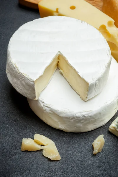 Various types of cheese - parmesan, brie, roquefort, cheddar — Stock Photo, Image