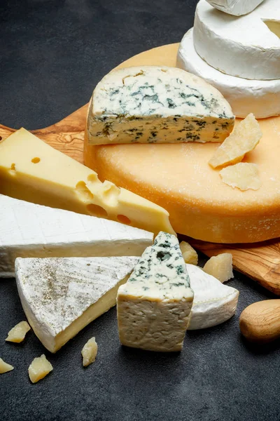 Diverse soorten kaas - Parmezaanse kaas, brie, roquefort, cheddar — Stockfoto