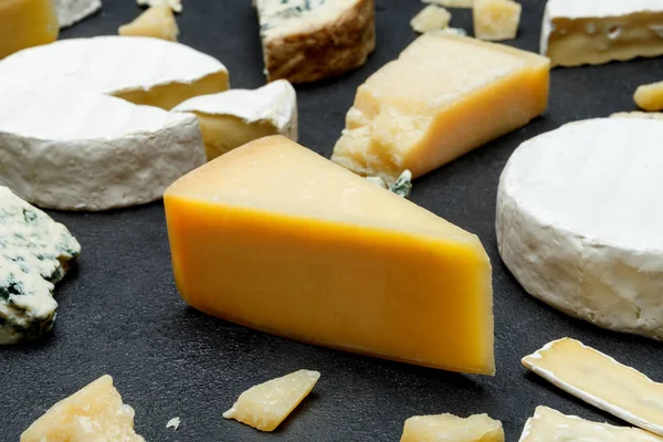 Différents types de fromage - parmesan, brie, roquefort, cheddar — Photo