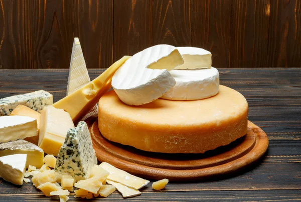 Various types of cheese - parmesan, brie, roquefort, cheddar — Stock Photo, Image