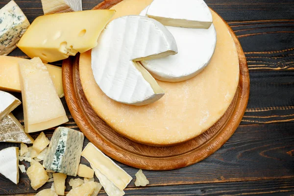 Various types of cheese - parmesan, brie, roquefort, cheddar — Stock Photo, Image