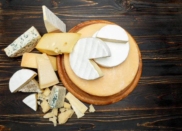 Diverse soorten kaas - Parmezaanse kaas, brie, roquefort, cheddar — Stockfoto