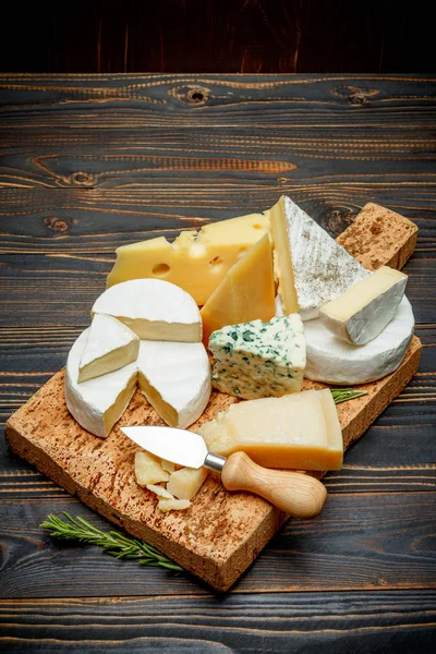 Různé druhy sýrů - parmazán, hermelín, roquefort, čedar — Stock fotografie