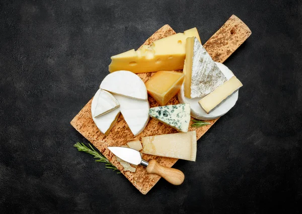 Vários tipos de queijo - parmesão, brie, roquefort, cheddar — Fotografia de Stock