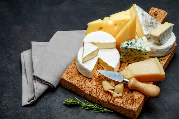 Différents types de fromage - parmesan, brie, roquefort, cheddar — Photo