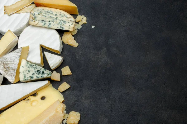 Various types of cheese - parmesan, brie, roquefort, cheddar — Stock Photo, Image