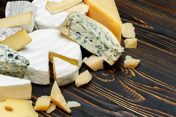 Various types of cheese - parmesan, brie, roquefort, cheddar — Stock Photo, Image