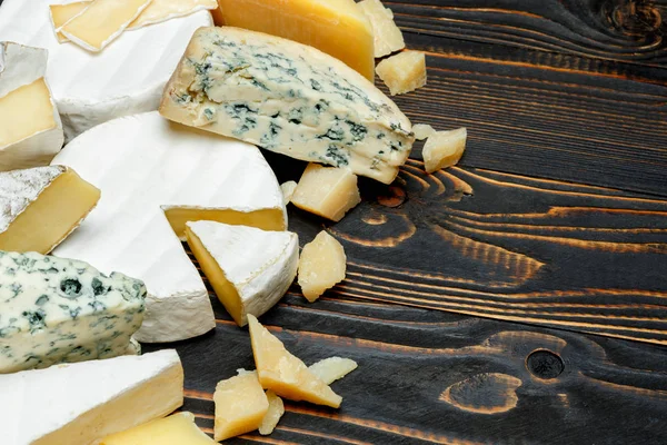 Various types of cheese - parmesan, brie, roquefort, cheddar — Stock Photo, Image