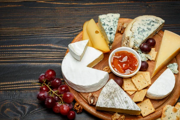 Vários tipos de queijo - parmesão, brie, roquefort, cheddar — Fotografia de Stock