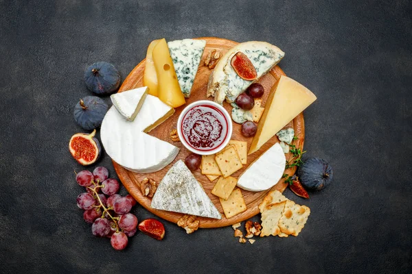 パルメザン チーズ、ブリーチーズ、ロック フォール、チェダー チーズの様々 な種類 — ストック写真