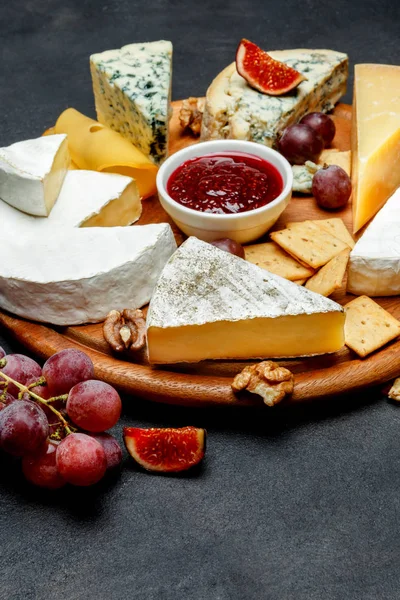 Vari tipi di formaggio - parmigiano, brie, roquefort, cheddar — Foto Stock