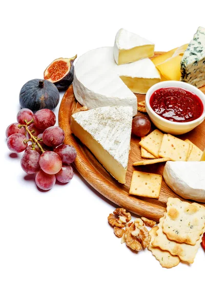 Différents types de fromage - parmesan, brie, roquefort, cheddar — Photo