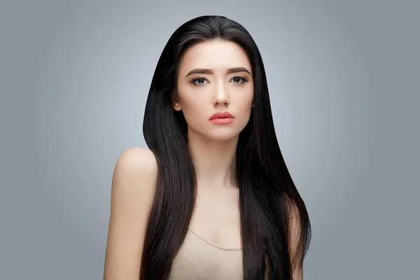 Asiatka brunetka s dlouhé rovné vlasy — Stock fotografie
