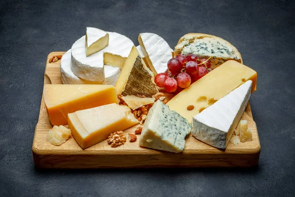 Vários tipos de queijo - parmesão, brie, roquefort, cheddar — Fotografia de Stock