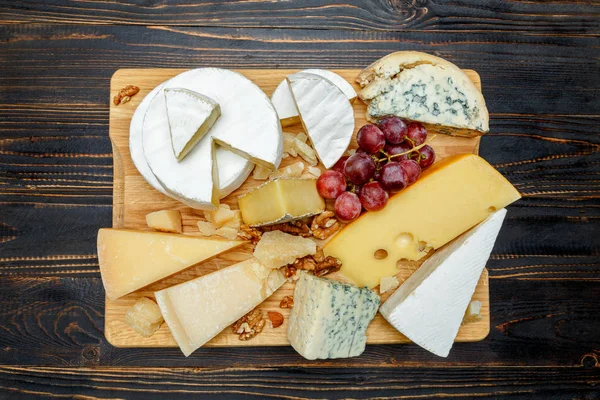 Vários tipos de queijo - parmesão, brie, roquefort, cheddar — Fotografia de Stock