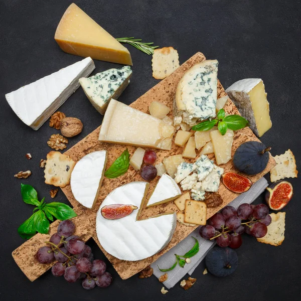 Diverse soorten kaas - Parmezaanse kaas, brie, roquefort, cheddar — Stockfoto