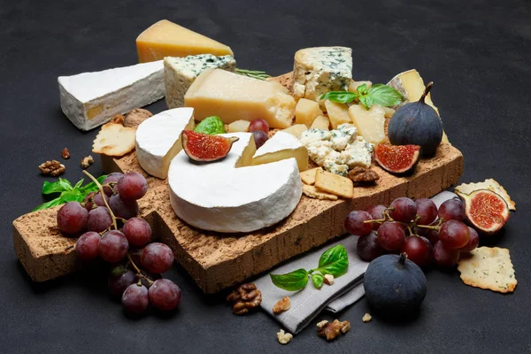 Vários tipos de queijo - parmesão, brie, roquefort, cheddar — Fotografia de Stock